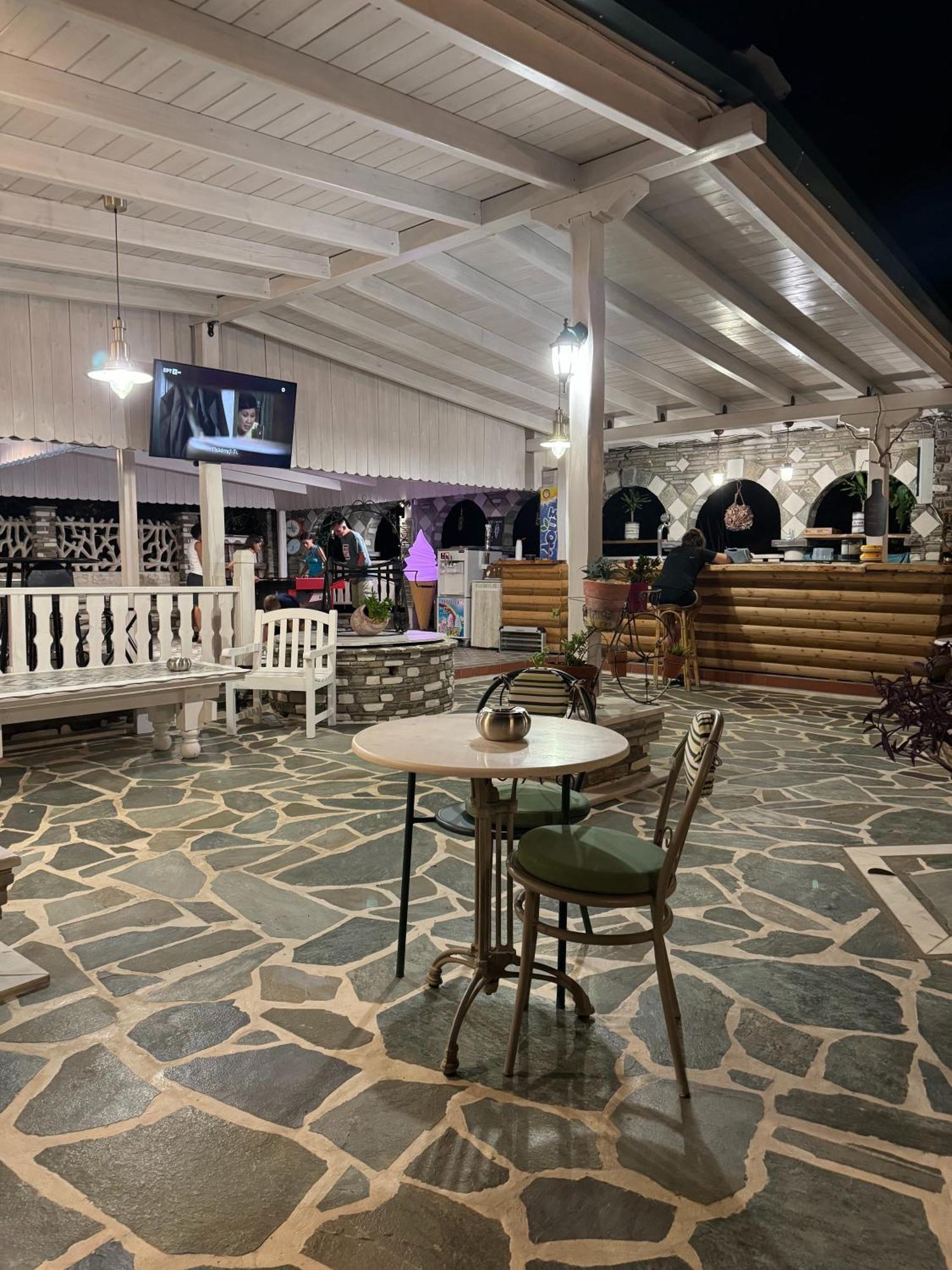 וורוורו Diaporos Hotel מראה חיצוני תמונה